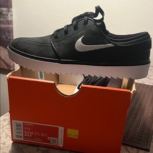 Nike Men's Janoski Golf 'Black White'
(Runs a 1/2 size small)
